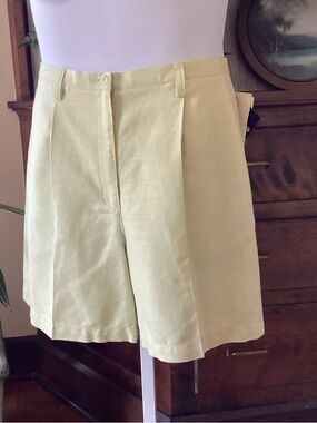 Liz Claiborne Liz Sport Light Sage Carefree  Tailored Shorts NWT Size 12
